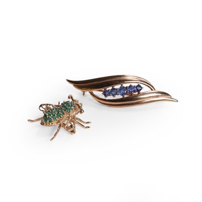Lot 252 - A sapphire brooch and an emerald set bee brooch