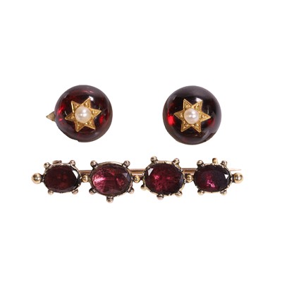 Lot 251 - A pair of Victorian garnet and split pearl buttons and a Georgian flat cut garnet brooch