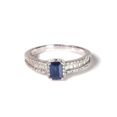 Lot 174 - A sapphire and diamond ring