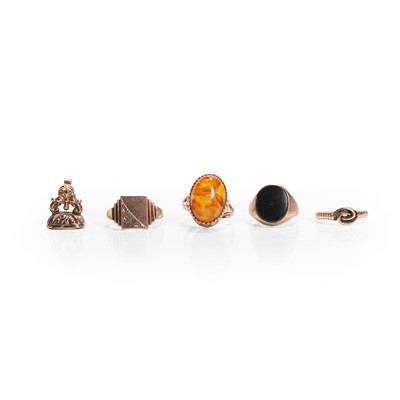 Lot 326 - A collection of four 9ct gold rings and one 9ct gold seal