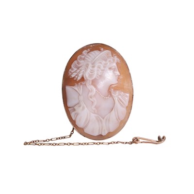 Lot 18 - A shell cameo brooch