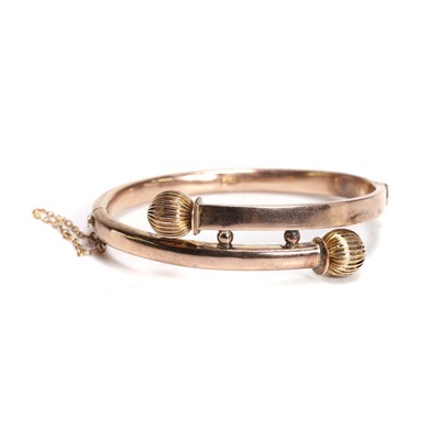 Lot 189 - A hinged bangle
