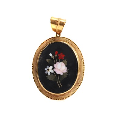 Lot 11 - A pietra dura locket pendant