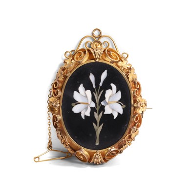 Lot 10 - A pietra dura locket brooch