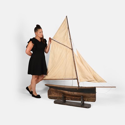 Lot 527 - A pond yacht