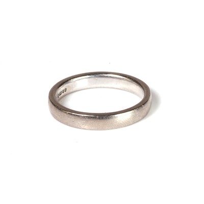 Lot 151 - An 18ct white gold wedding ring