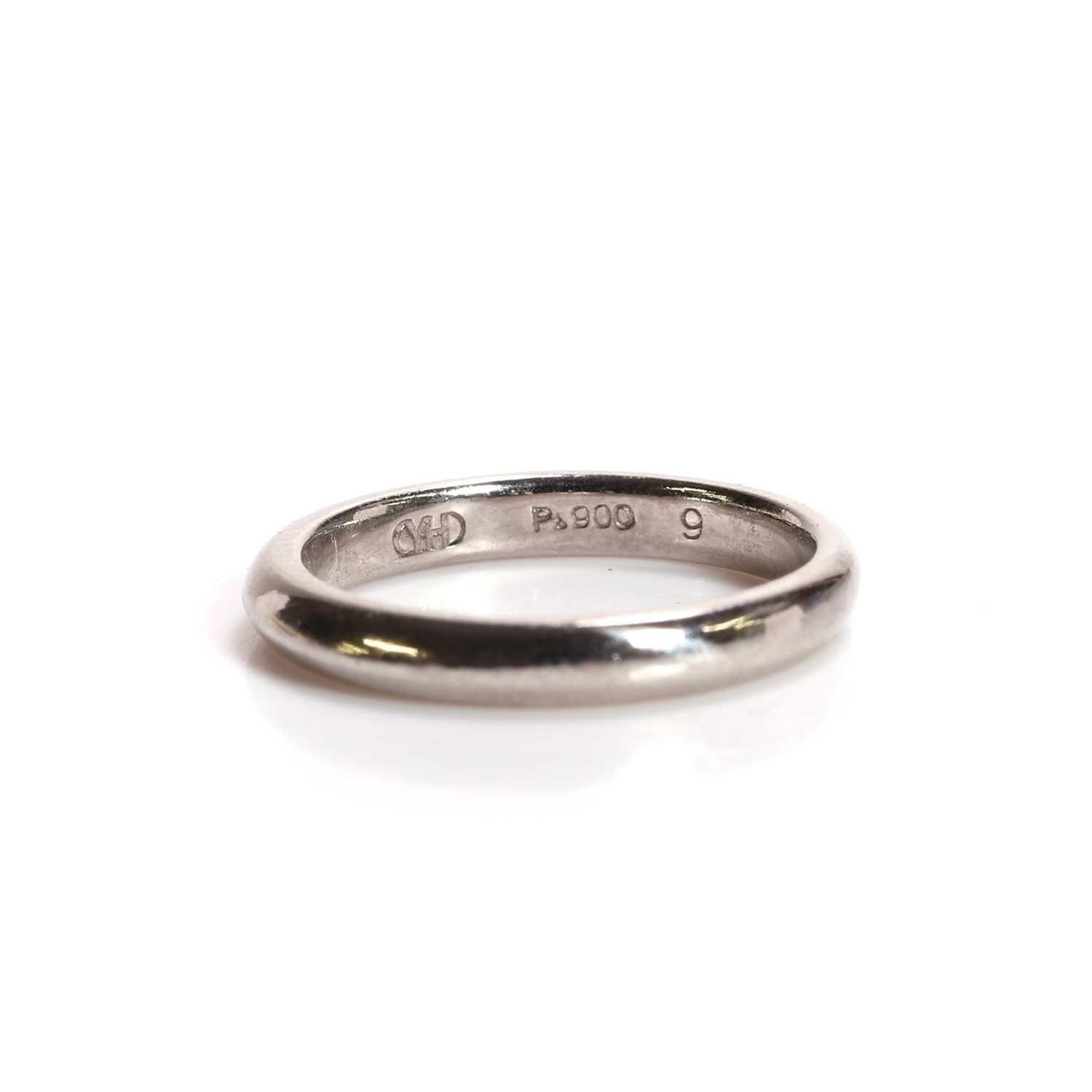 Lot 73 - A wedding ring