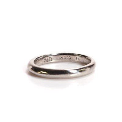 Lot 73 - A wedding ring