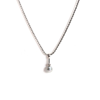 Lot 132 - A cultured pearl pendant necklace