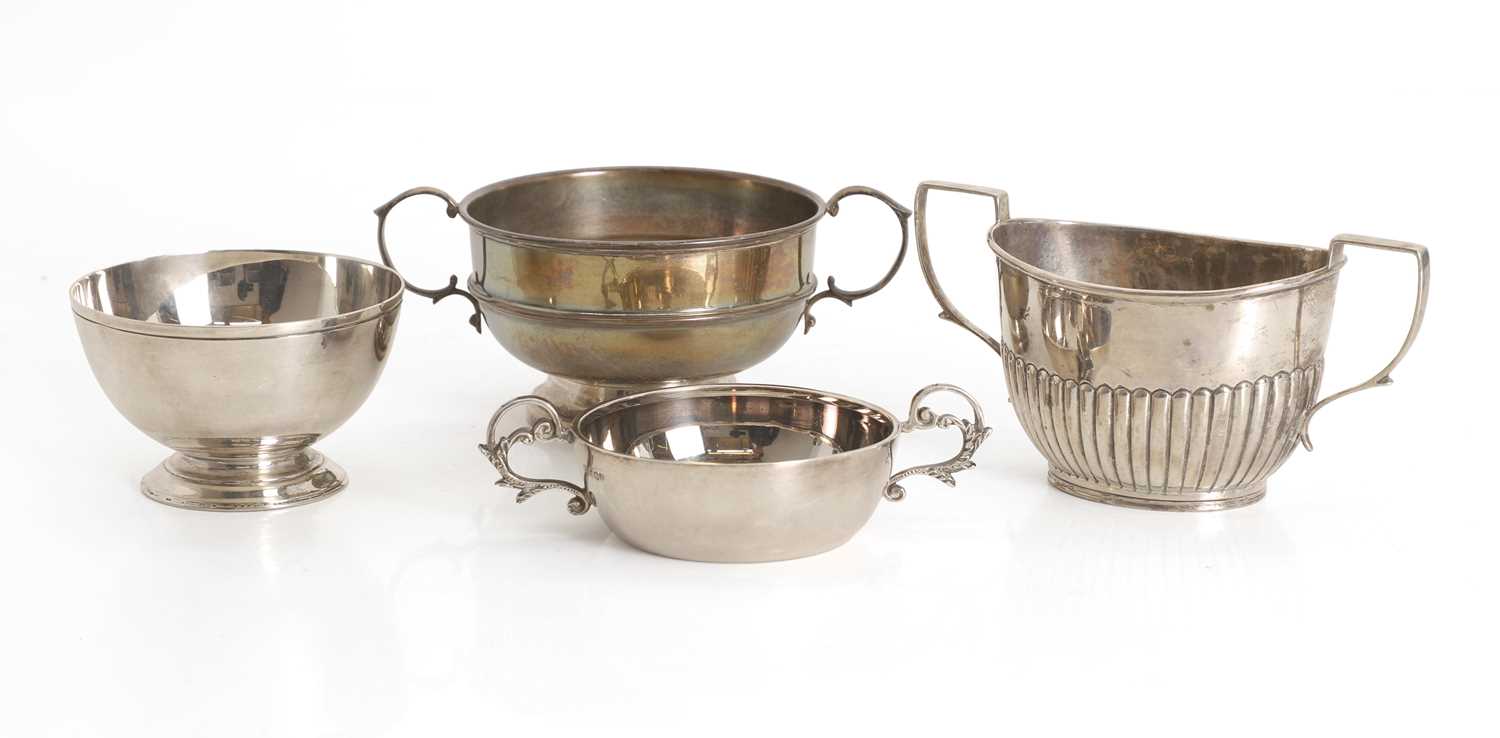 Lot 19 - A silver sucrier