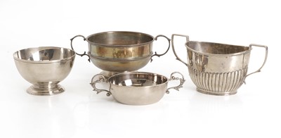 Lot 19 - A silver sucrier