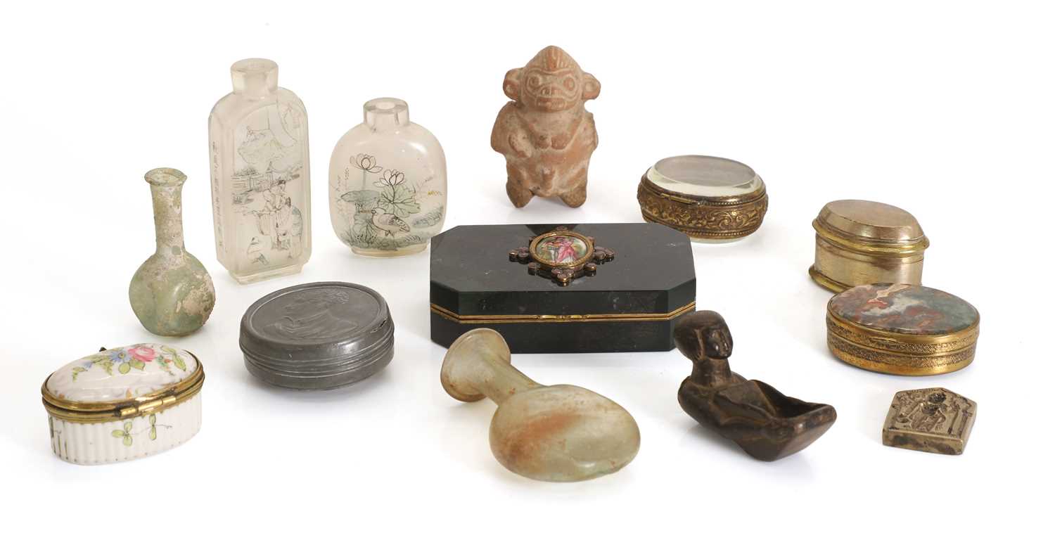 Lot 308 - A hardstone box