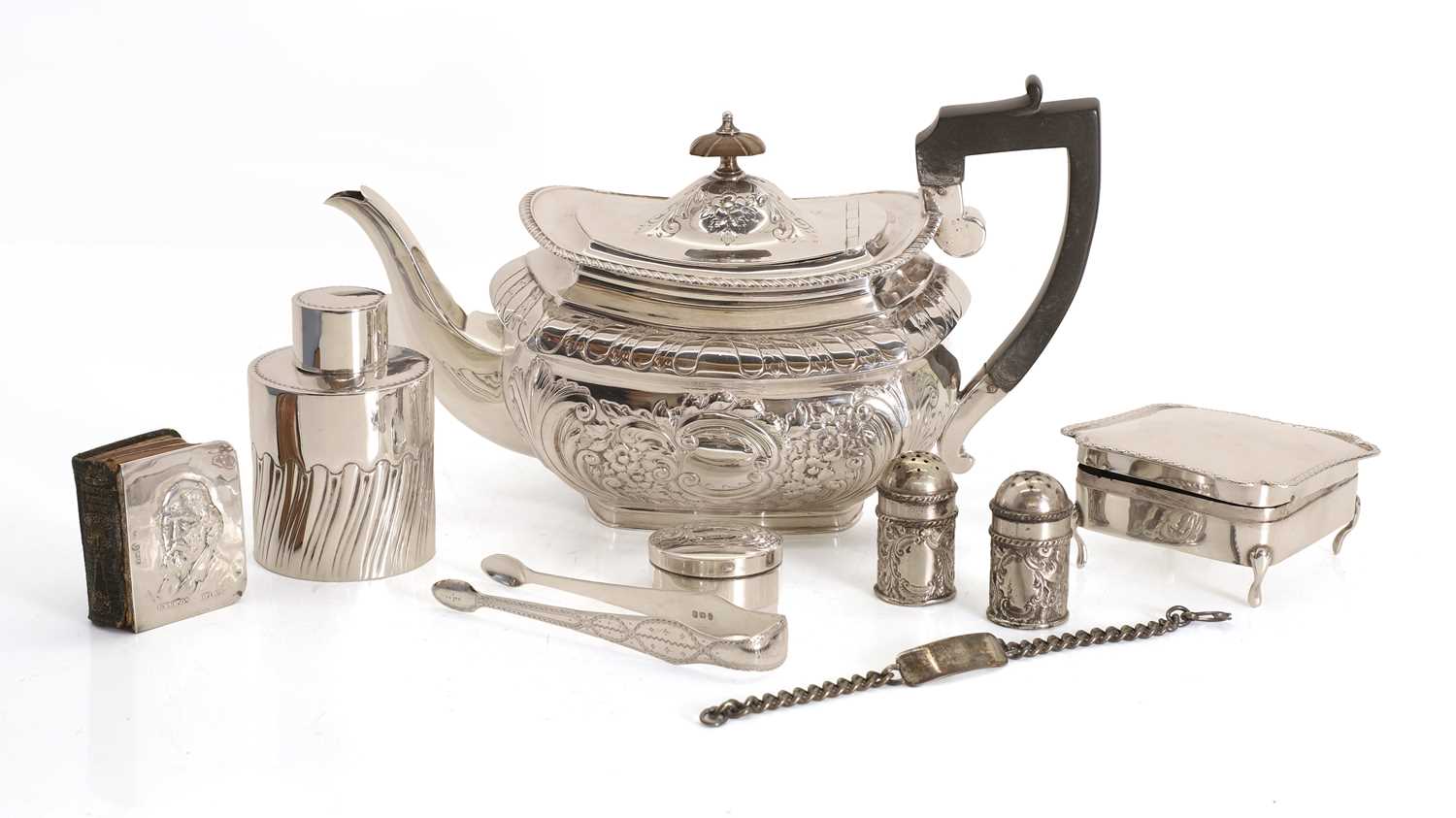 Lot 32 - An Edwardian silver teapot