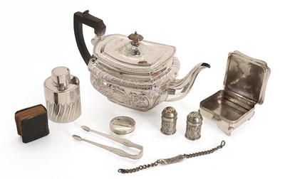 Lot 32 - An Edwardian silver teapot