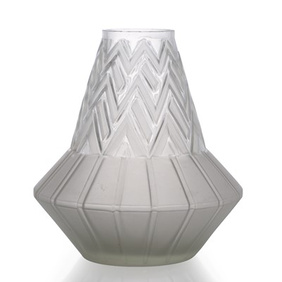 Lot 191 - An Etling 'Tateos' glass vase
