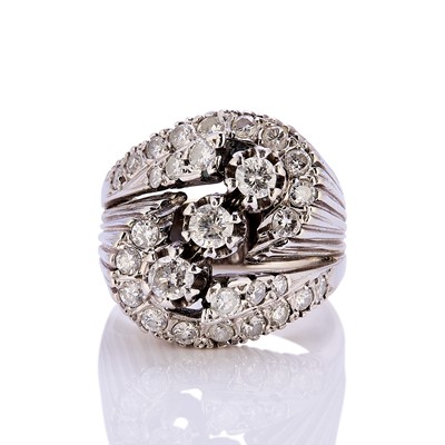 Lot 84 - A diamond three stone ring
