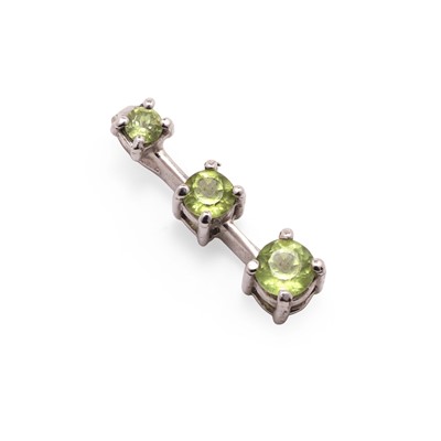 Lot 101 - A three stone peridot pendant