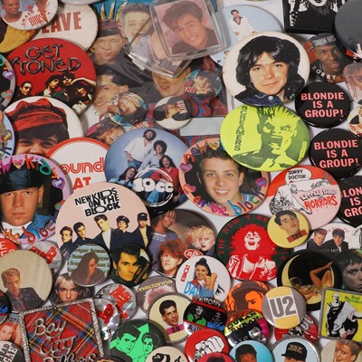 Lot 172 - A large collection of badges