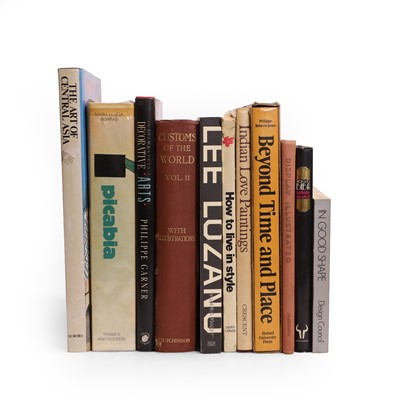 Lot 135 - A large group of art and design books