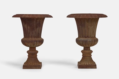 Lot 416 - A pair of Victorian-style cast iron urns