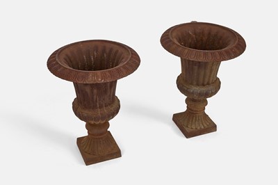 Lot 416 - A pair of Victorian-style cast iron urns