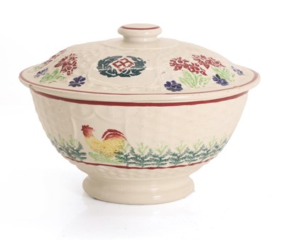Lot 107 - A spongeware lidded tureen dish