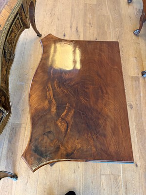 Lot 3 - A George III mahogany serpentine chest of drawers