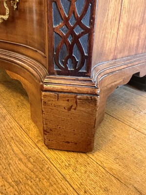 Lot 3 - A George III mahogany serpentine chest of drawers