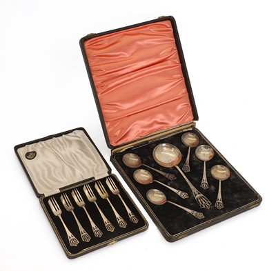 Lot 28 - A set of cased silver fruit spoons with pierced decoration