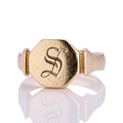 Lot 286 - A 9ct gold signet ring