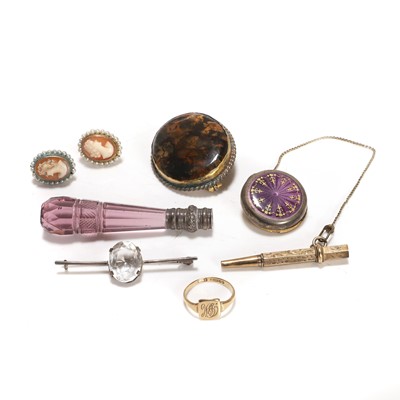 Lot 219 - An assortment of early 20th century and later jewellery