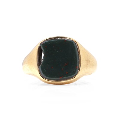 Lot 288 - A 9ct gold signet ring