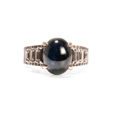 Lot 109 - A star sapphire and diamond ring