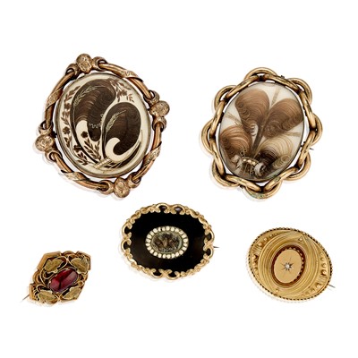 Lot 222 - A collection of Victorian brooches