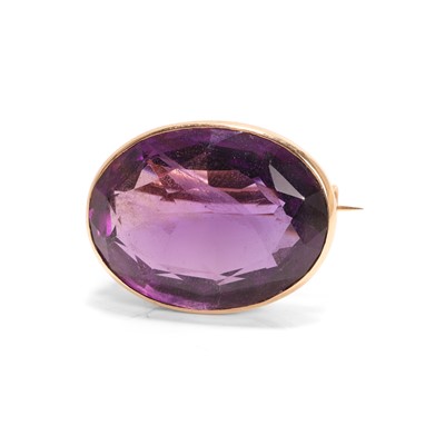 Lot 24 - An early 20th century amethyst brooch