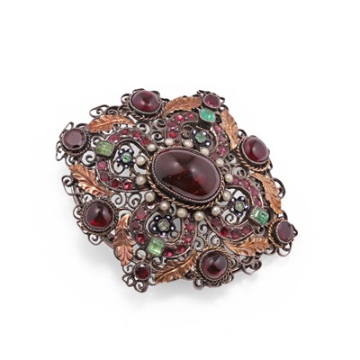 Lot 27 - A garnet, emerald and split pearl Holbeinesque locket brooch