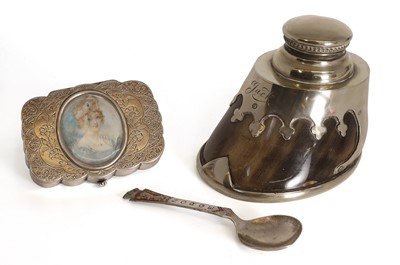 Lot 139 - A silver snuff box with an inlaid portrait