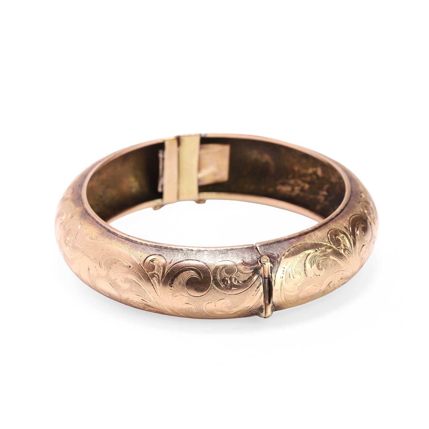 Lot 32 - A hinged engraved bangle
