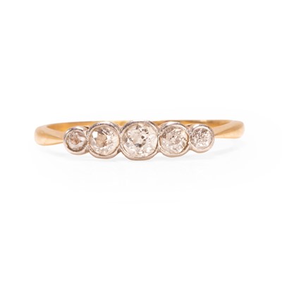 Lot 60 - A five stone diamond ring