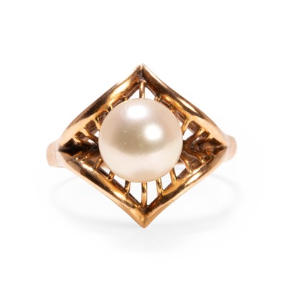 Lot 121 - A cultured pearl ring