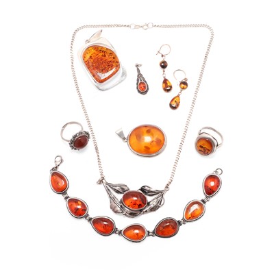 Lot 267 - A collection of amber jewellery
