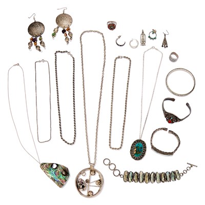 Lot 257 - A collection of assorted silver jewellery