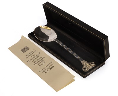 Lot 133 - A silver commemorative Clothworkers Company presentation spoon