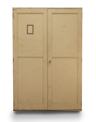 Lot 522 - A pine plan cabinet