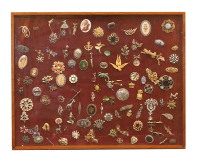 Lot 302 - A collection of vintage jewellery brooches