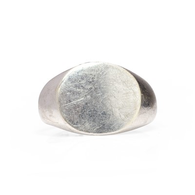 Lot 294 - A 9ct white gold signet ring