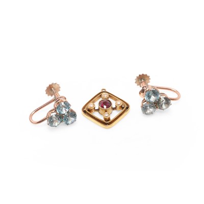 Lot 211 - A pair of zircon earrings and a garnet and split pearl pendant