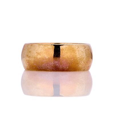 Lot 293 - A 9ct gold band ring
