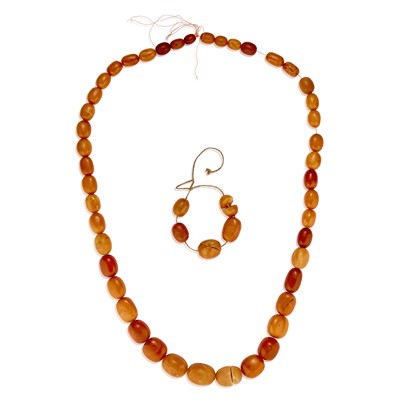 Lot 136 - A long strand of butterscotch amber beads