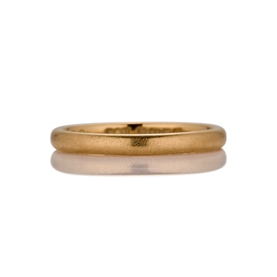 Lot 285 - A 22ct gold band ring